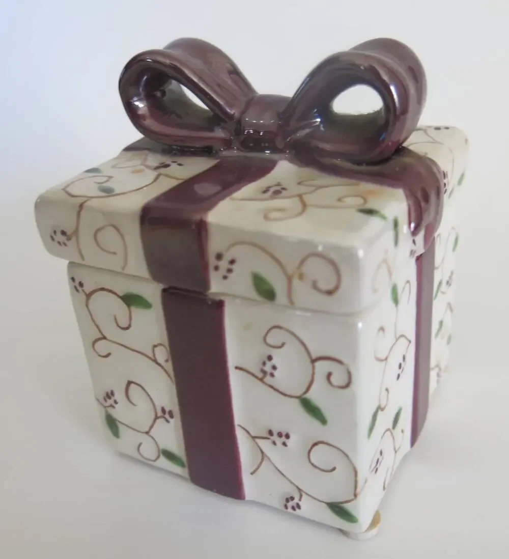 YANKEE CANDLE Tea Light Ceramic Candle Holder Bow Holly Berries Home Winter Cozy